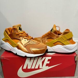 Nike Air Huarache Run Sunset Gold Dart (Women's)